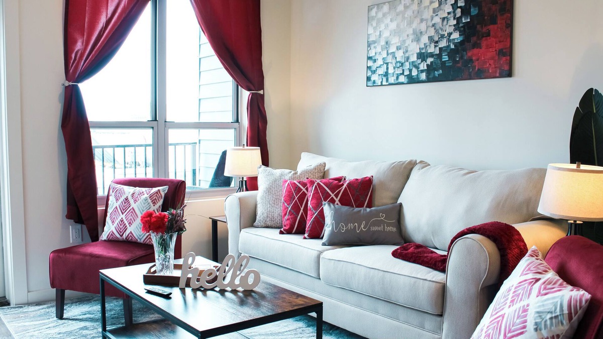 Downtown Louisville Apartment | Lavish Apartment in the Heart of Downtown! Pool, Gym, King Bed, Coffee Bar!