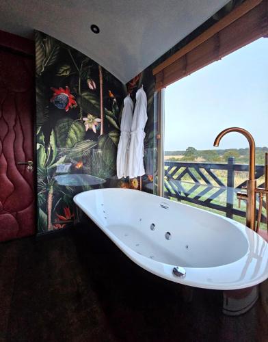 Chessington House | Lavish Country Retreat 30mins Taxi Ride From West London