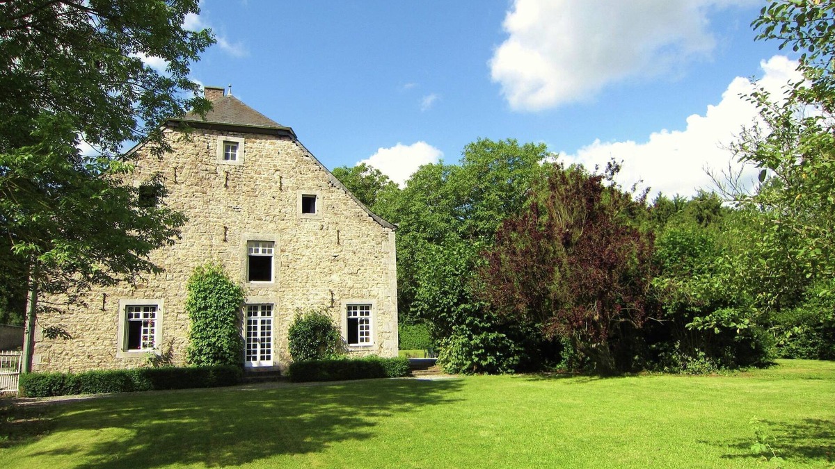 Forrieres House | Lavish Holiday Home in Forrières with Sauna