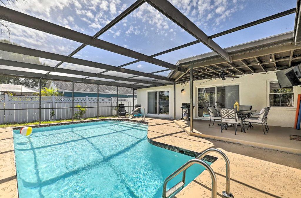 Holiday Lakes West House | Lavish Holiday Home with Lanai and Heated Outdoor Pool