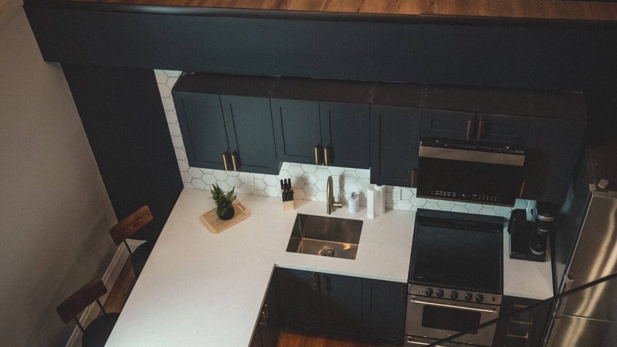Barrie Apartment | Lavish Loft | King Bed | 75” TV