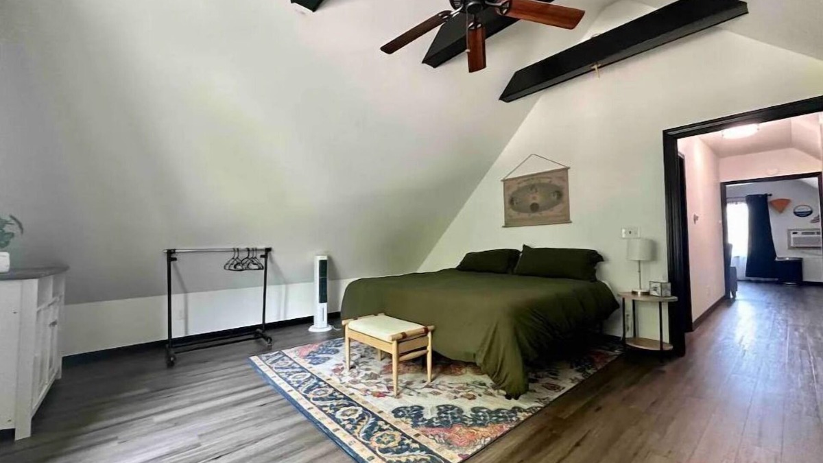 Fifth Ward House | Lavish tub with free parking near several music & wedding venues