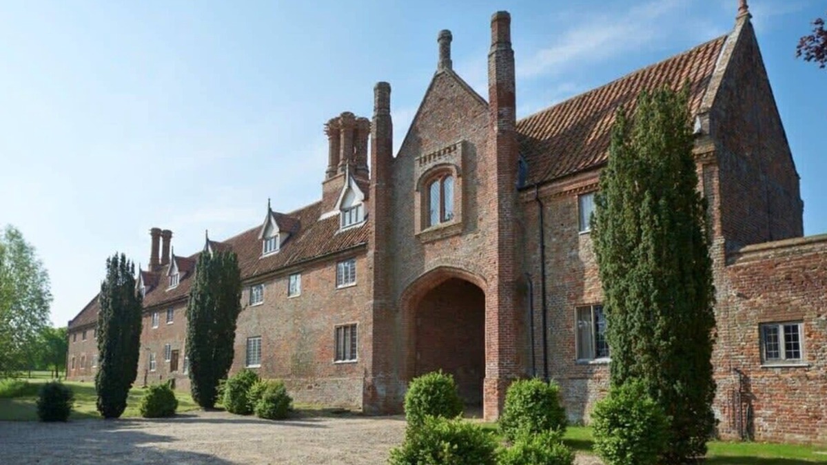Hales House | Lavish Tudor Estate & Gardens - Sleeps 25!