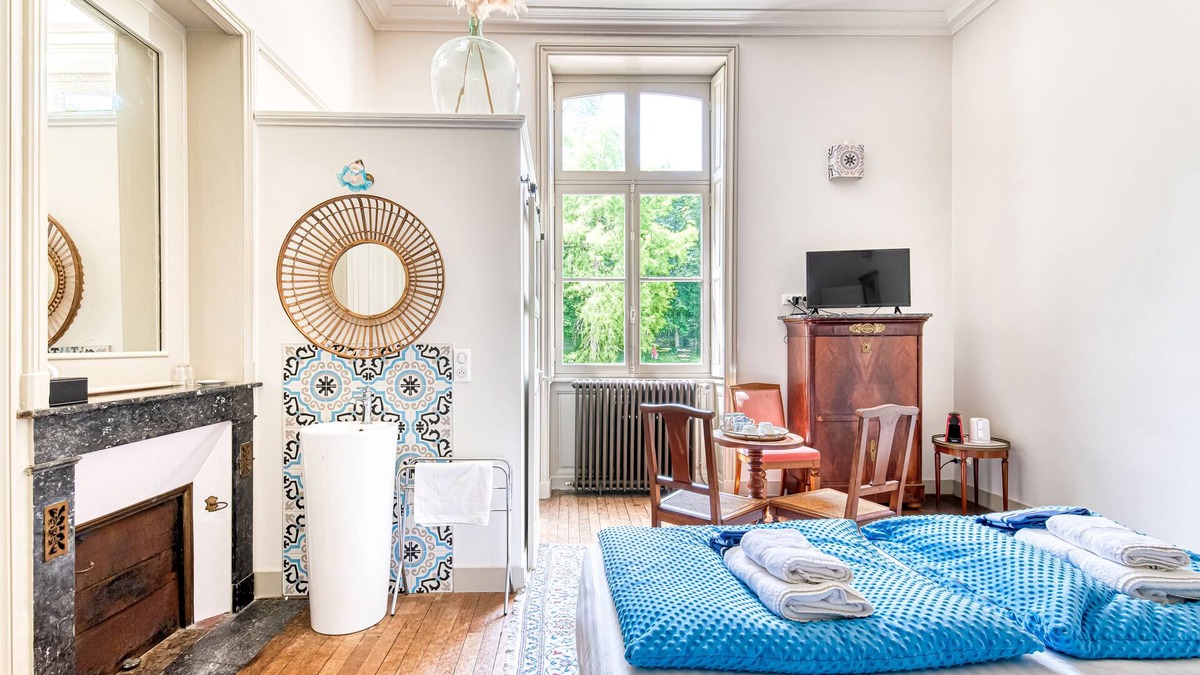 Bouchemaine Bed & Breakfast | Lavishly decorated double room at Château Le Fresne