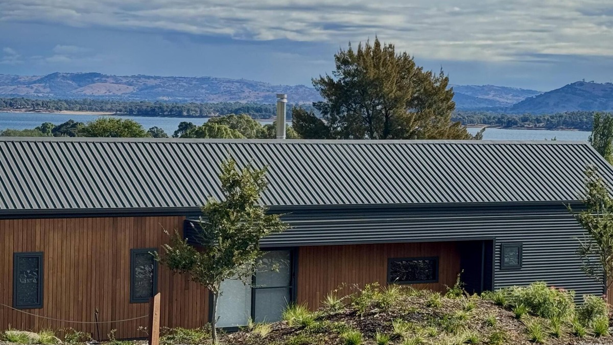Bethanga Cabin | Lawson Lux Lodge Bethanga - Luxury two bedroom barn-style lodge