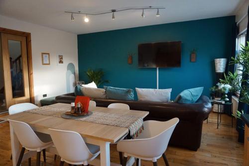 Belfast Apartment | Laxey place maisonette East Belfast -private parking, transport links