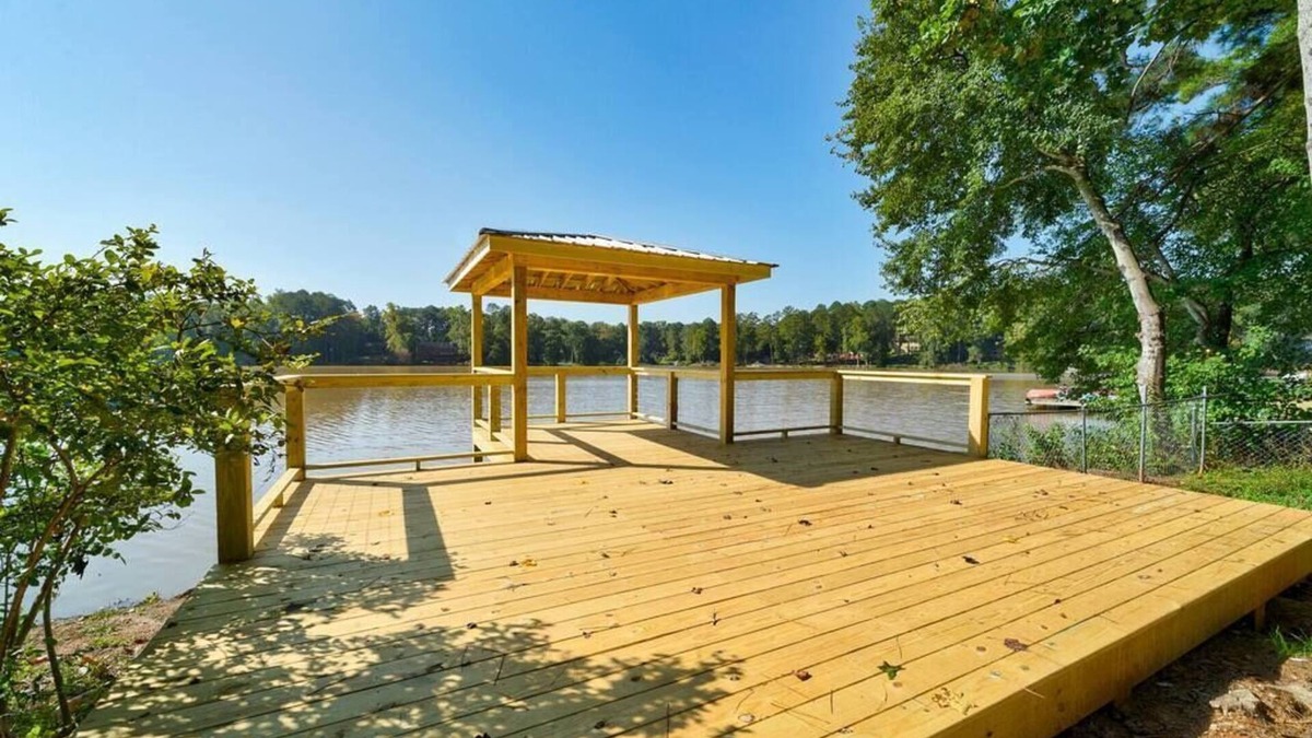 Lilburn House | LAY Back in the Lake House