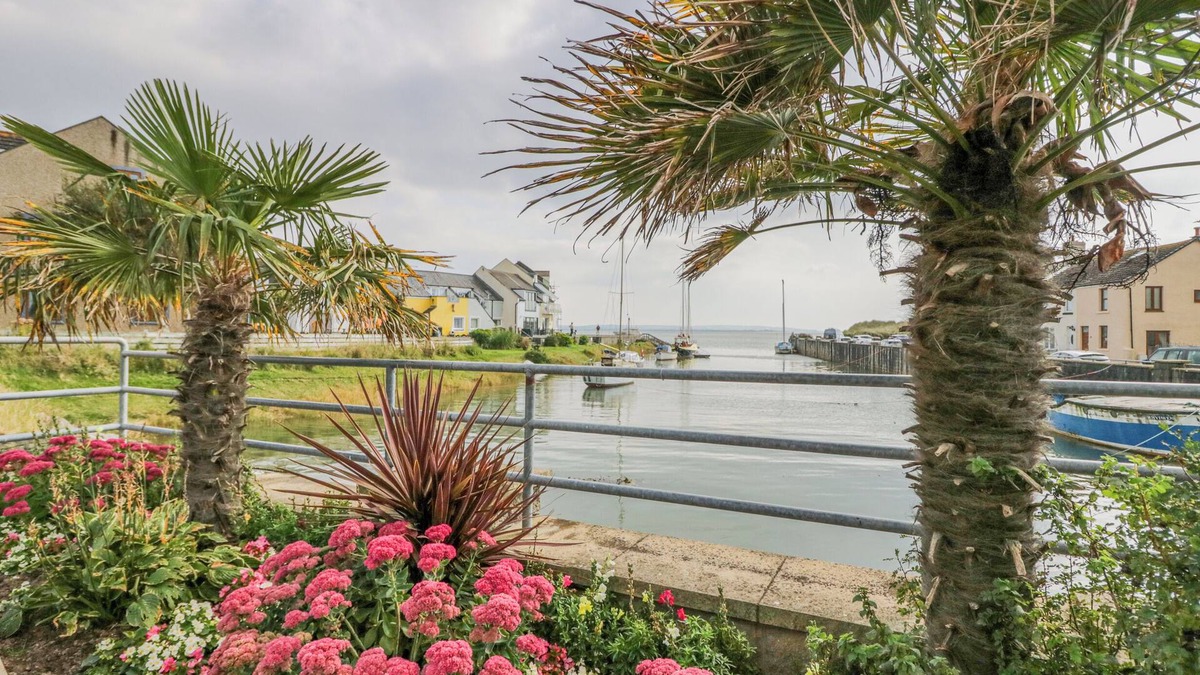 Haverigg Cottage | LAZEY COTTAGE, pet friendly, character holiday cottage in Haverigg