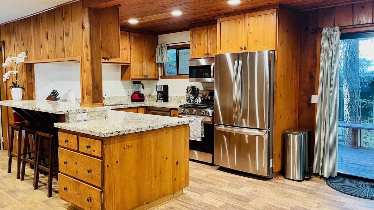 Donner Lake Woods House | Lazy Bear Bungalow Pet Friendly Lake Escape