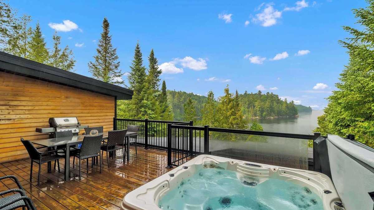 La Minerve Ski Chalet | Lazy Bear Lake House w/Cozy Spa
