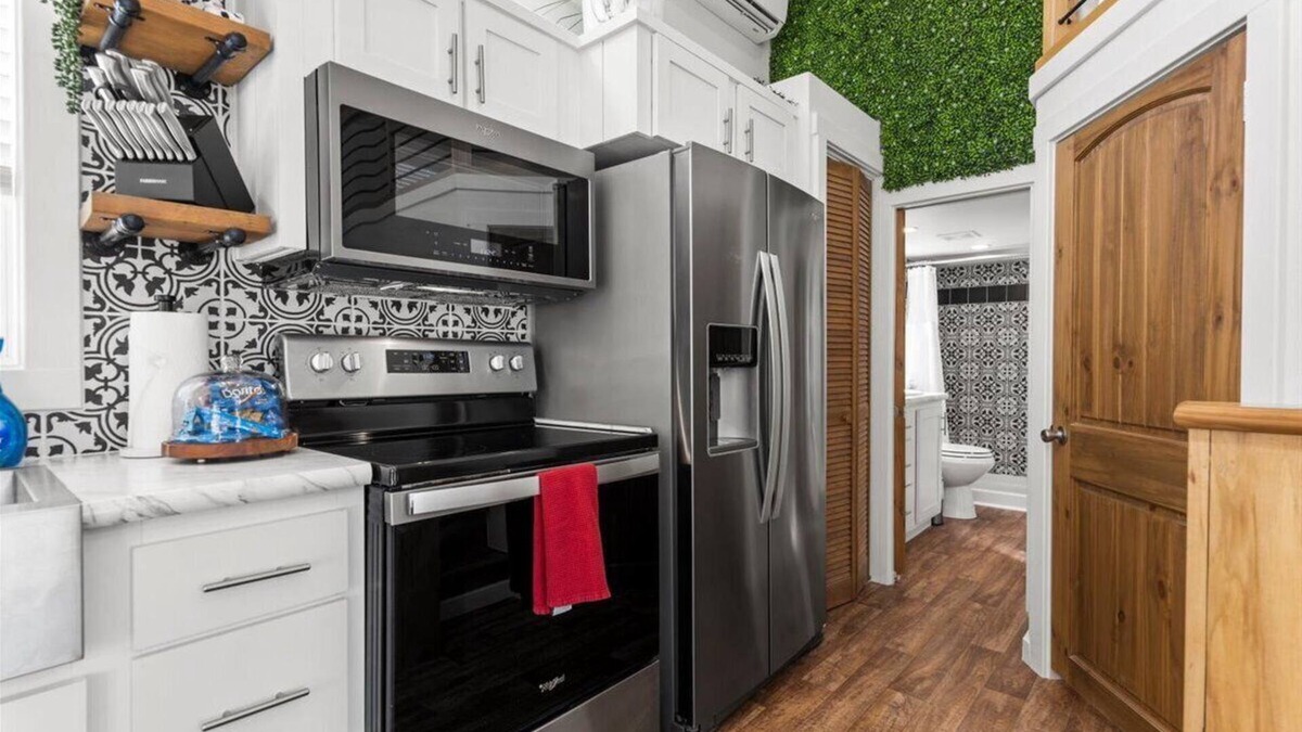 Spicewood House | Lazy Cow 2-bedroom Tiny home in Spicewood with WiFi, AC