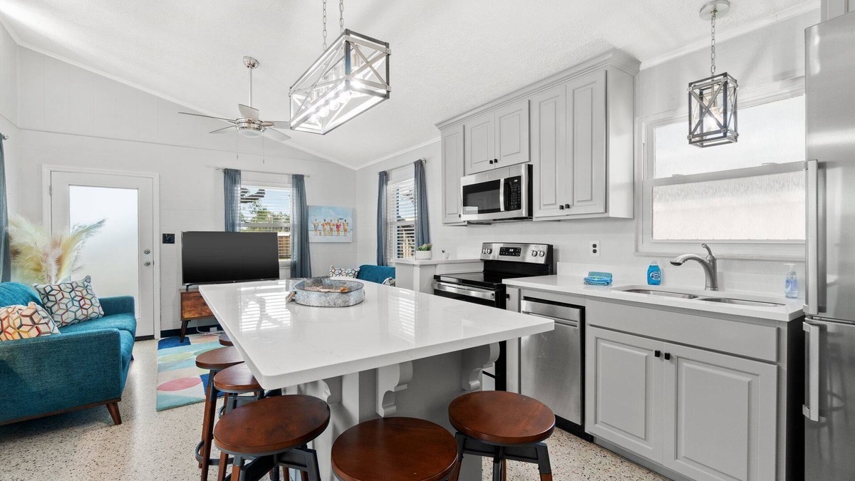 Bid-a-wee Beach Cottage | Lazy Dayz - Bid-A-Wee 2 bed2 bath , 1 block from PRIVATE BEACH