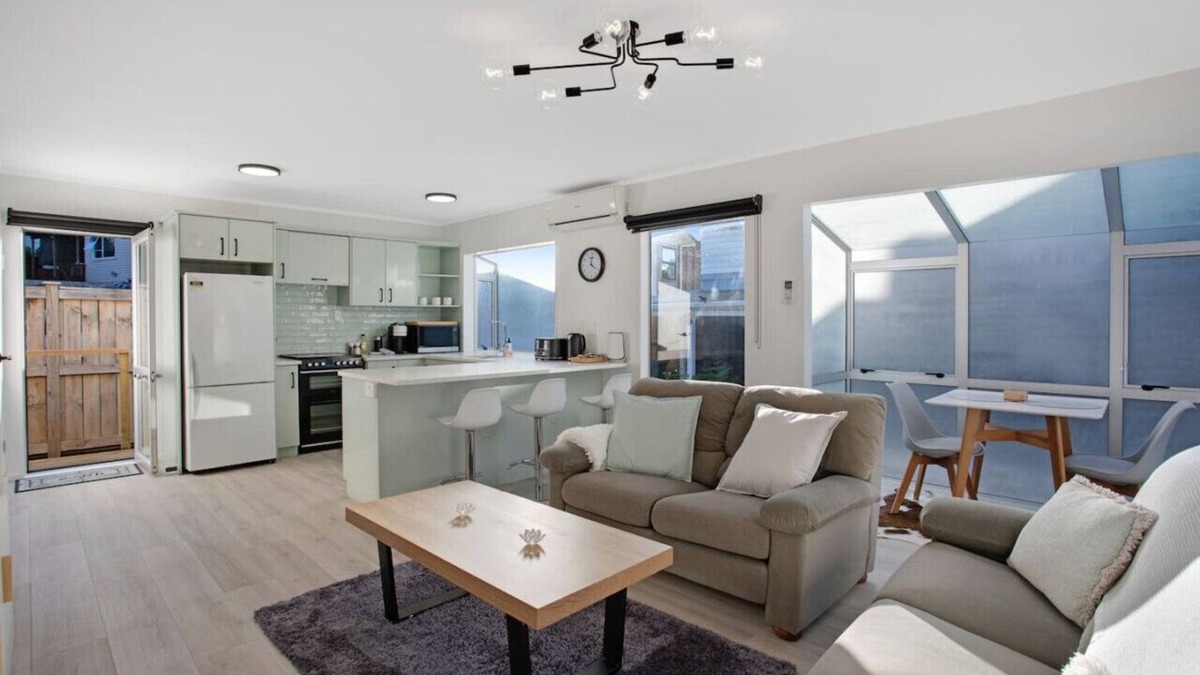 Pakuranga Heights House | Lazy Daze Retreat with Parking and Wi-fi