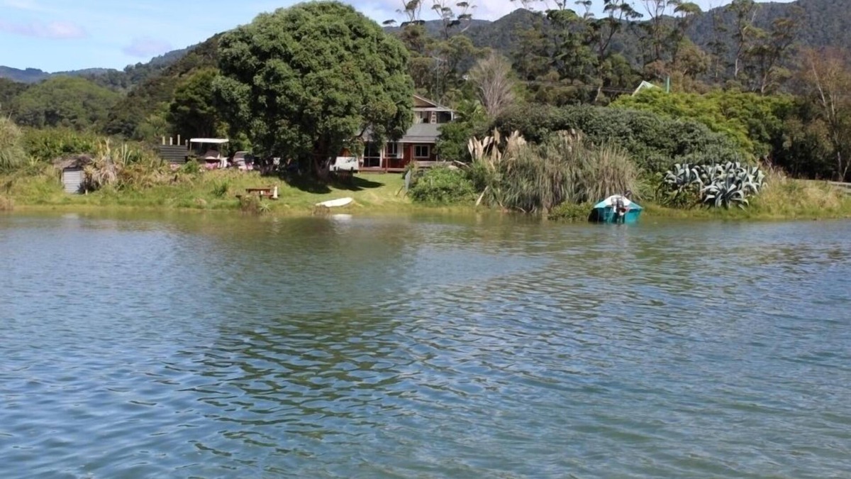 Kennedy Bay House | Lazy Daze ~ Stunning Estuary Location, family friendly, pet friendly, private