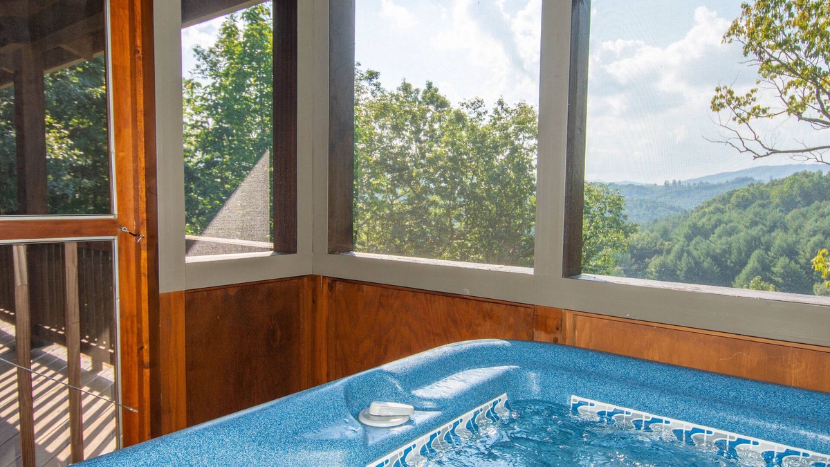 Jefferson Cabin | Lazy Dog Log Cabin, Hot Tub, Fishing Lake, New River Access, Foosball