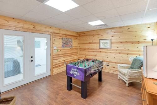 Jefferson House | Lazy Dog Log Cabin, Hot Tub, Fishing Lake, New River Access, Foosball