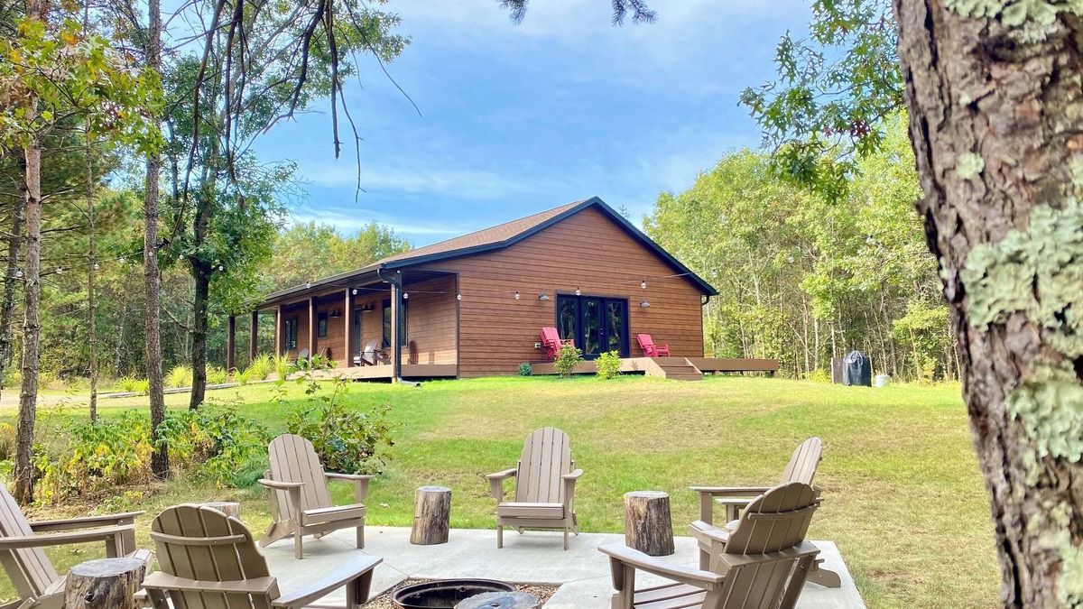 Wisconsin Dells House | Lazy Elk Lodge Luxury Cabin Game Room Fire Pit