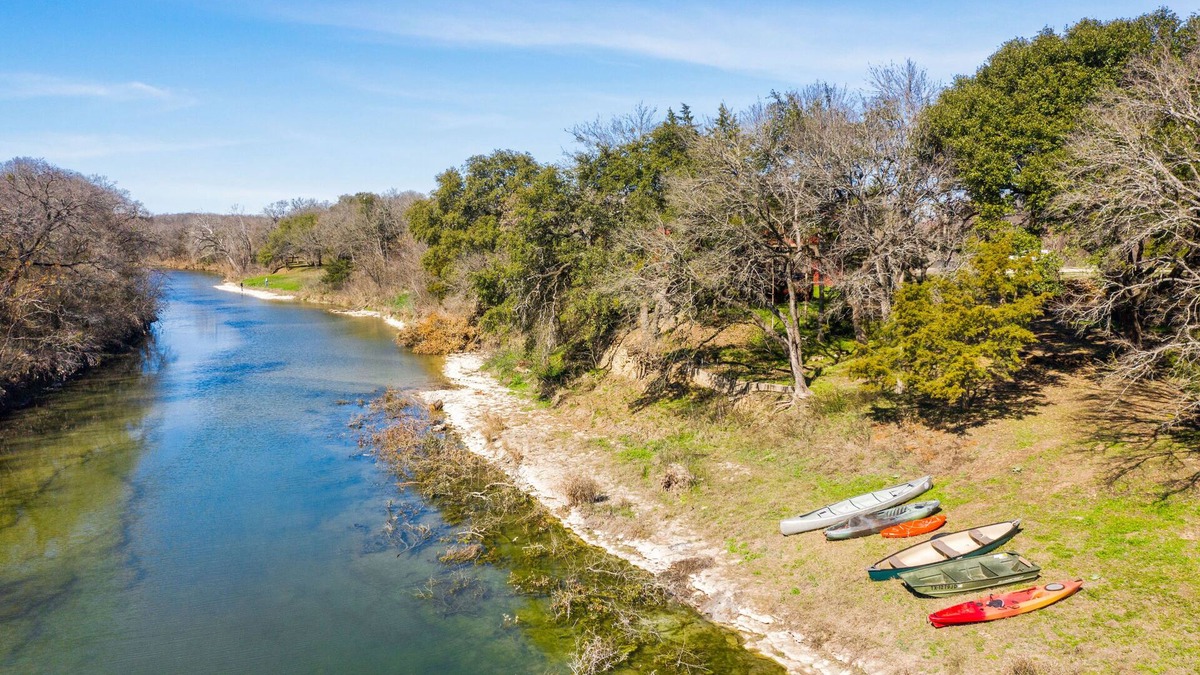 McGregor Cottage | Lazy River Cottage on the Middle Bosque River - kayaks and boats available.