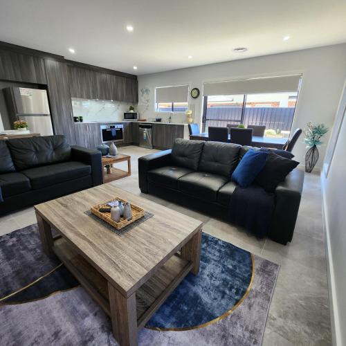 Shepparton South Apartment | Lbarza Elegant Family 3BR Townhouse close to shopping centre Kialla