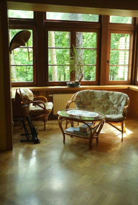 Milanowek Apartment | Leśny kasztel pod sosnami. Pokój w koronach drzew.