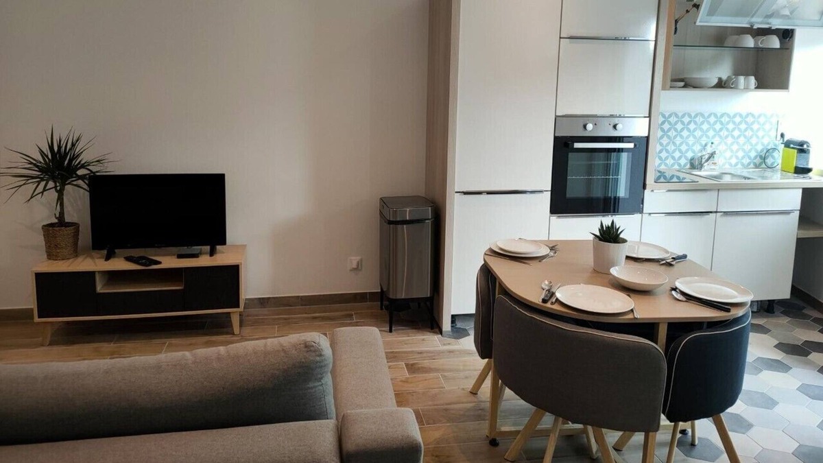 Saultain House | LE 125