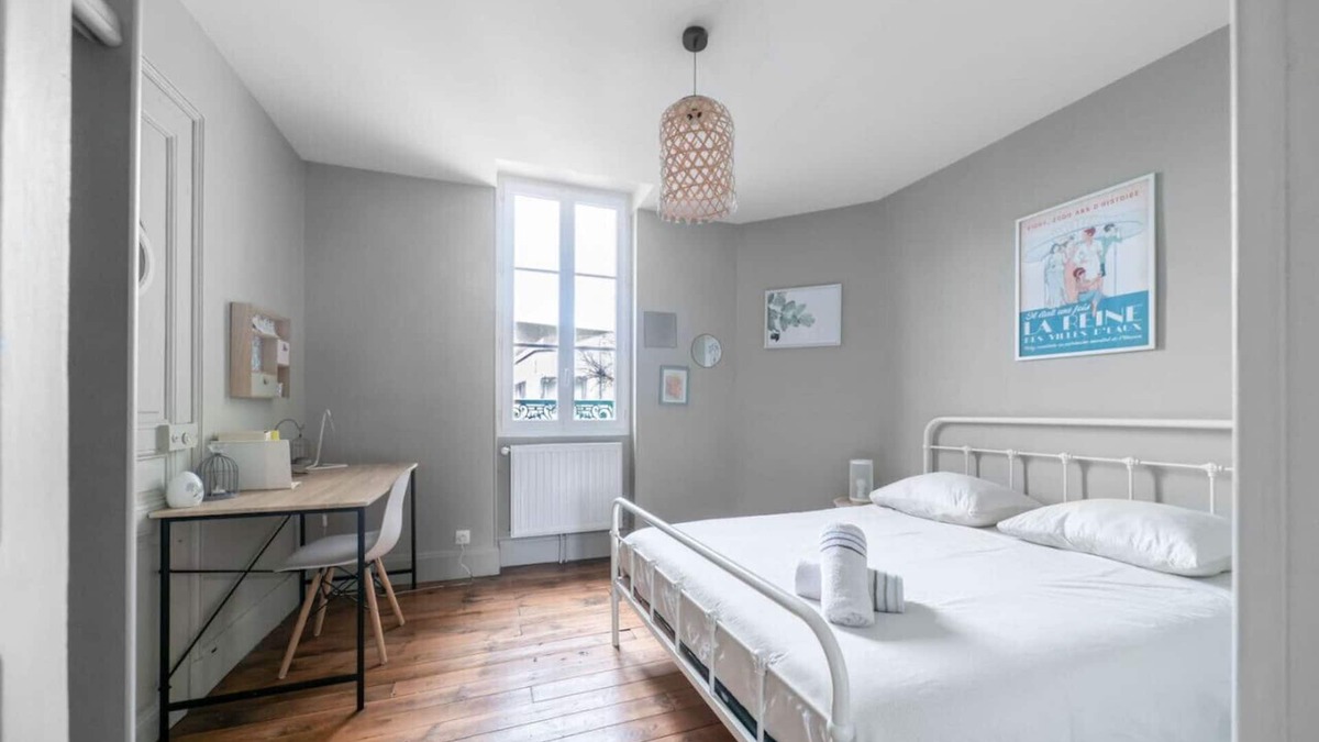 Champ-Capelet Apartment | Le 252 - 25 Place Jean Epinat - Vichy