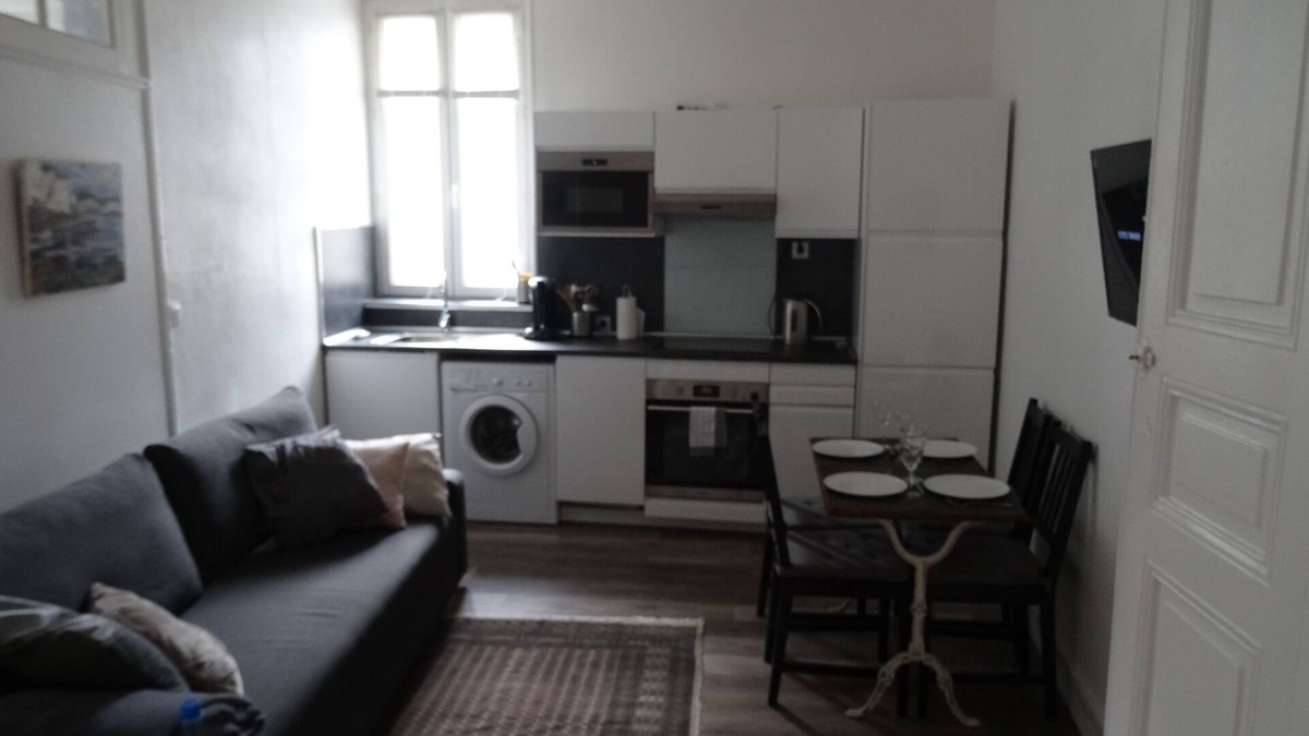Granville Apartment | LE 27 - QUIET TWO-ROOM APARTMENT IN THE CENTER OF TOWN