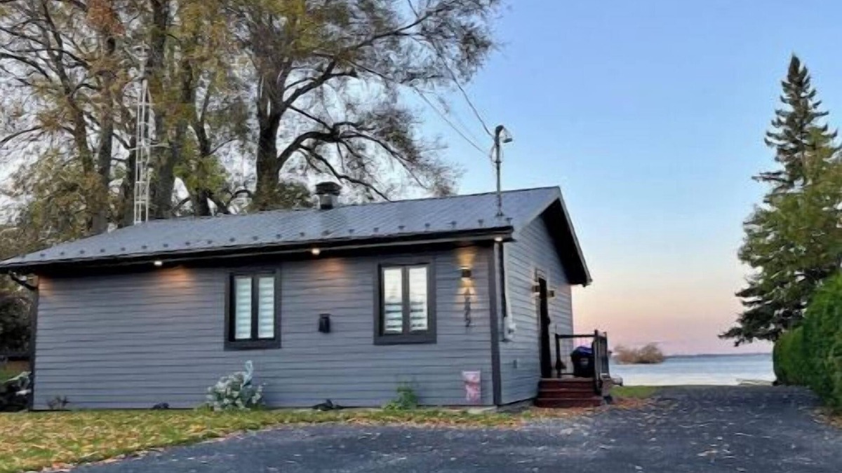Saint-Anicet Cottage | Le 4672 home in Saint-Anicet