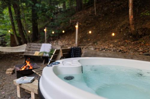 Potton Ski Chalet | Le 55 Howard - Spa Shower Memphre Lake OwlsHead