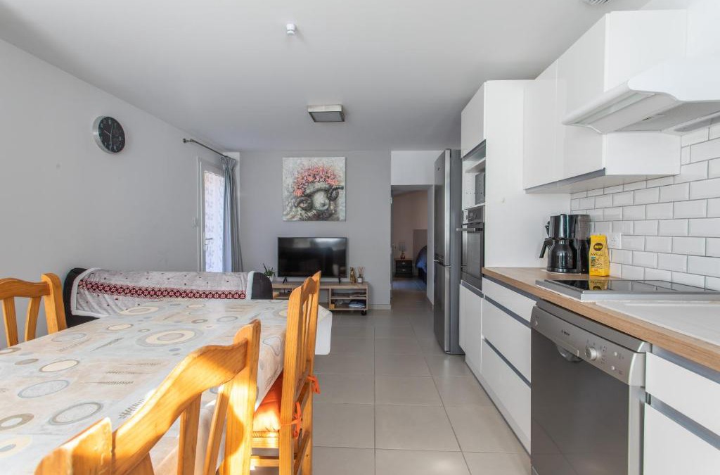 Embrun Apartment | Le bélier 2nd étage avec balcon au centre ville d'Embrun climatisé