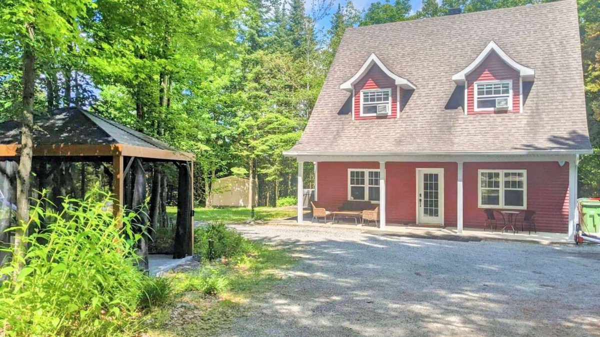 Asbestos Ski Chalet | Le Boisé des Trois-lacs : 4 Acres aux Abords du Lac