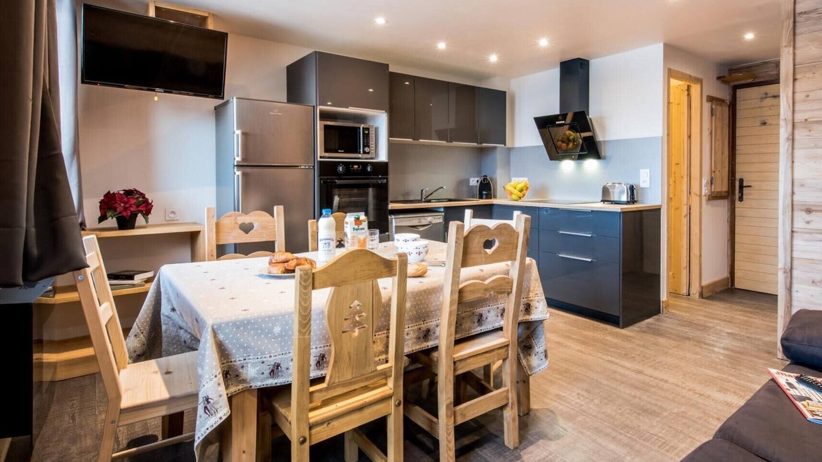 Val Claret Apartment | Le Borsat: Cosy Apartment with Slope Access