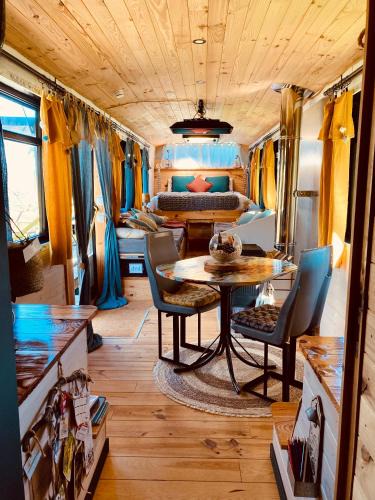 Vouzan Cabin | Le Busido, ancien bus de la ville d'Angoulême, aménagé en Chambre d'hôtes