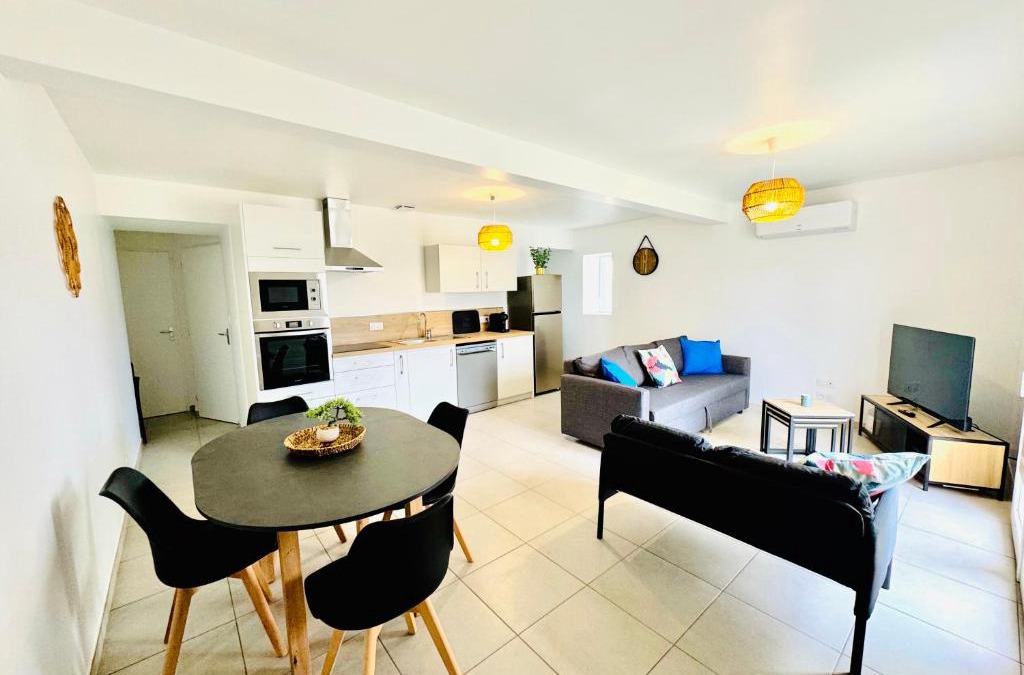 Chanas House | Le Cèdre Enchanté - Maison avec 2 chambres pour 6 personnes climatisée, avec terrasse et BBQ