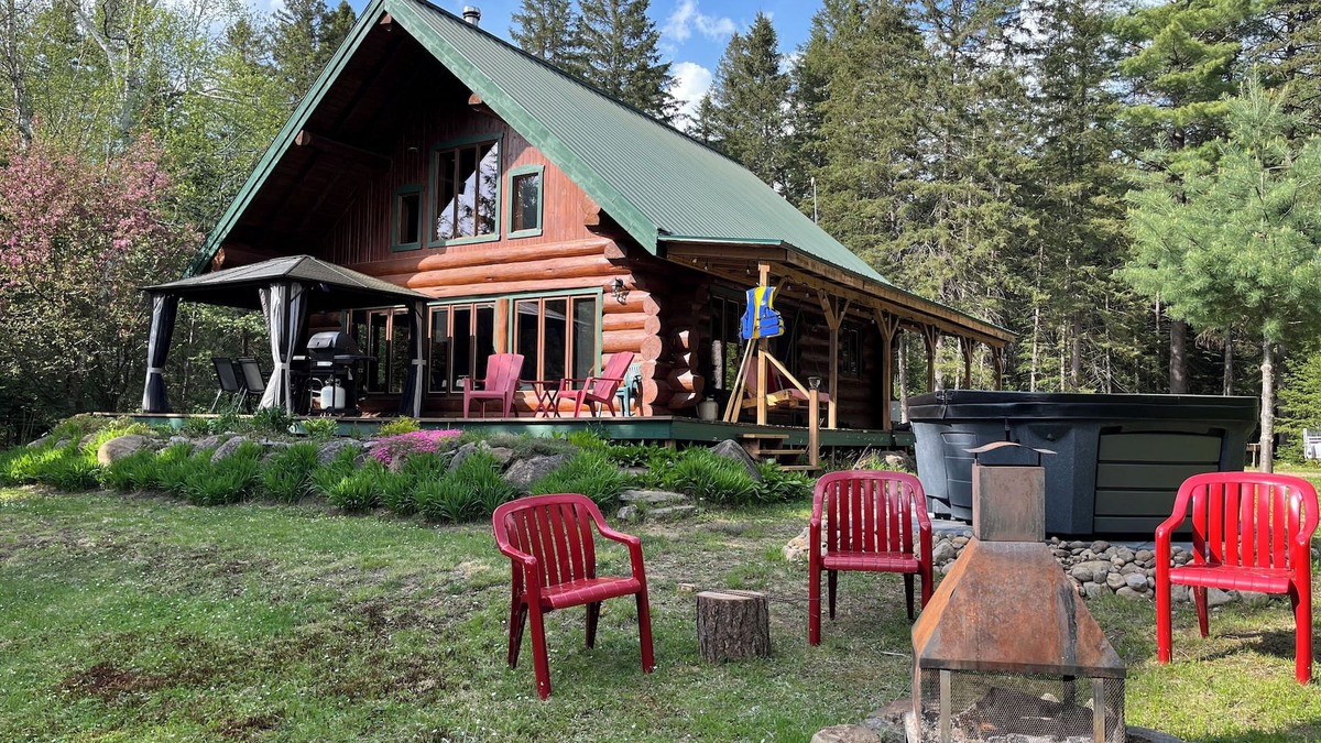 Mauricie Cabin | Le Caché: intimate log cabin, spa and waterfront (kayaks)