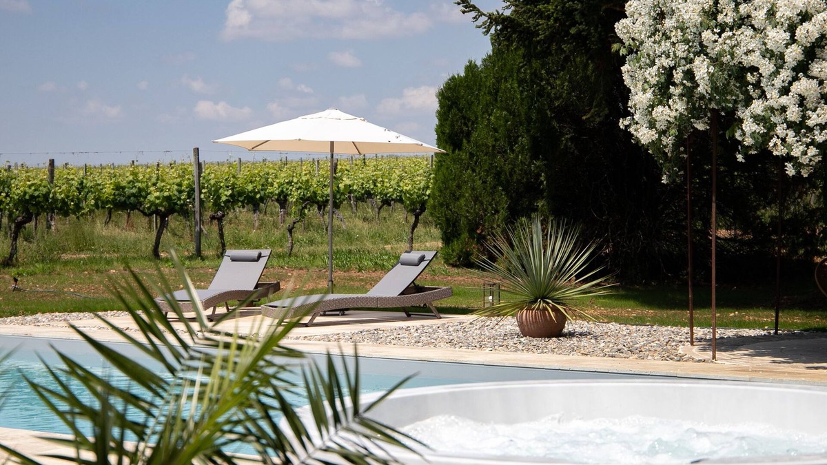 Vire-sur-Lot Cottage | Le Caillau, Luxury gite with heated pool, jacuzzi & Café in the vineyards