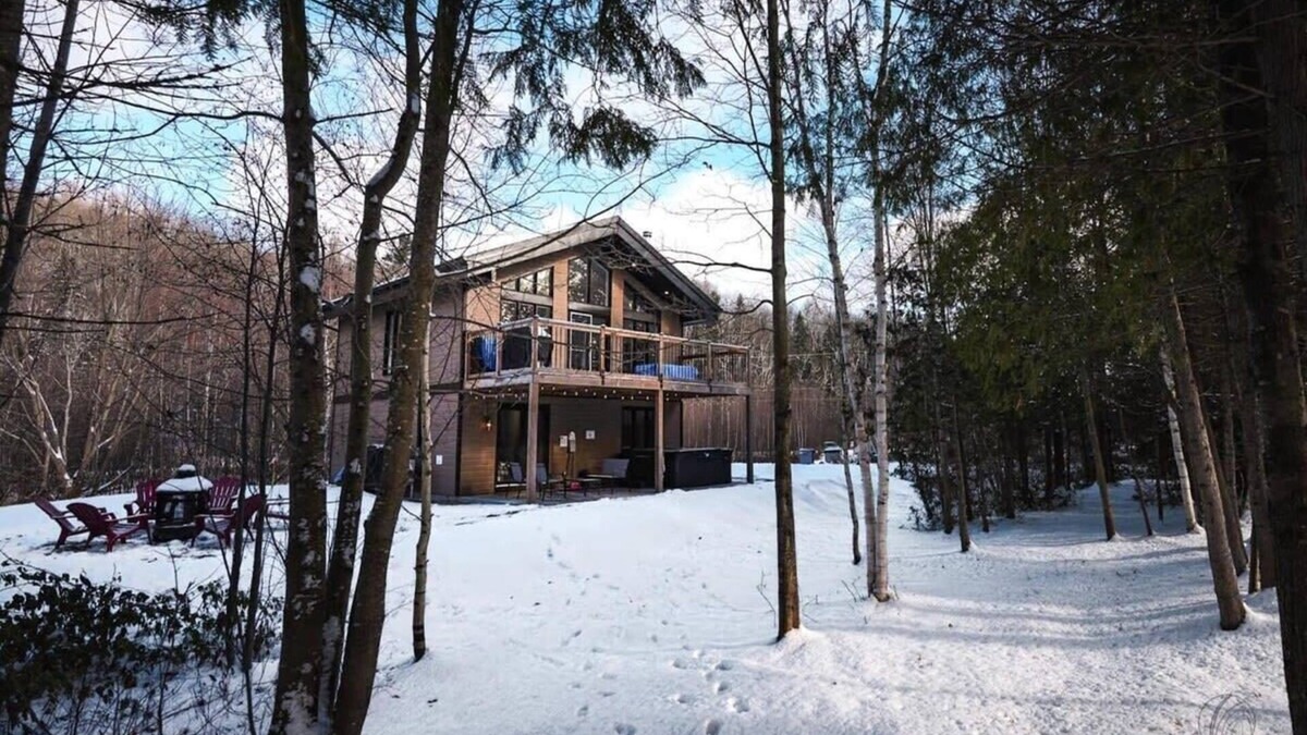 Saint-Alphonse-Rodriguez Ski Chalet | Le Caribou | waterfront | hot tub