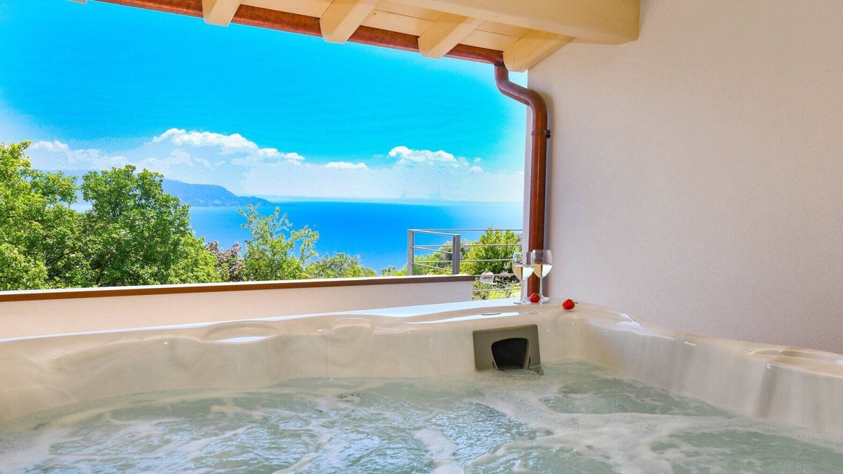 Pulciano Villa | Le Casette - Leccino with lake view, pool and private Jacuzzi