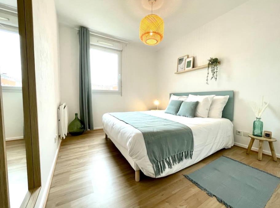 Bellegarde-sur-Valserine Apartment | Le Central - Confort et Calme au centre-ville - Lits Queen Size
