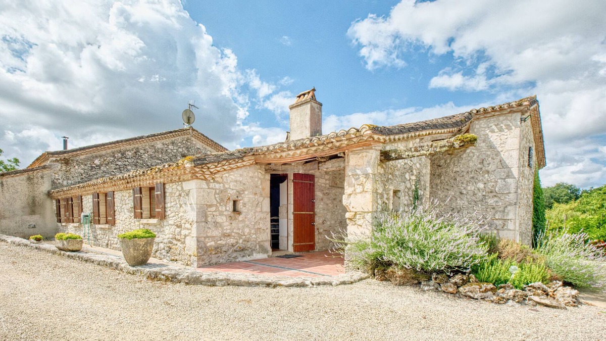 Razac-d'Eymet House | Le Chai – fantastic holiday cottage with pool on over 12 hectares near Bergerac