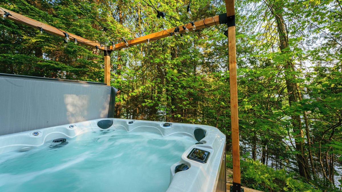 St-Adolphe-d'Howard Ski Chalet | Le Chalet Bleu, lakefront with spa