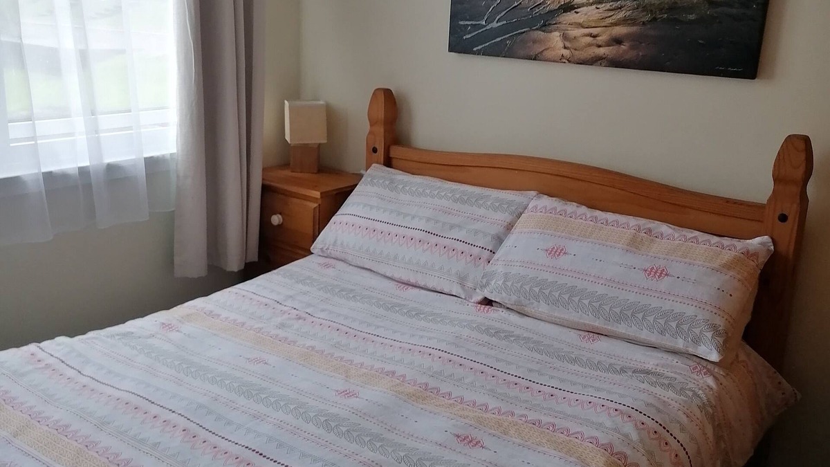 Stackpole House | 'Le Chalet' 2 bedroom sleeps 5 short walk to beach