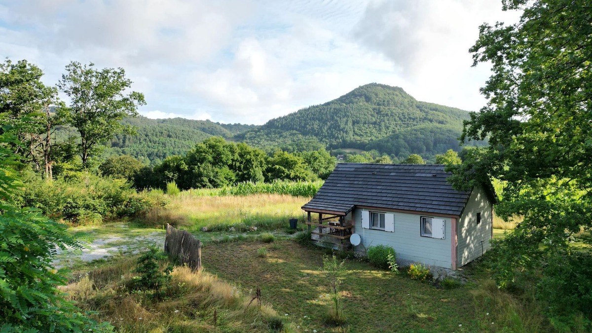 Bassignac Ski Chalet | Le Chalet de Lilie, gîte à la ferme. Cadre calme et verdoyant. Animaux acceptés