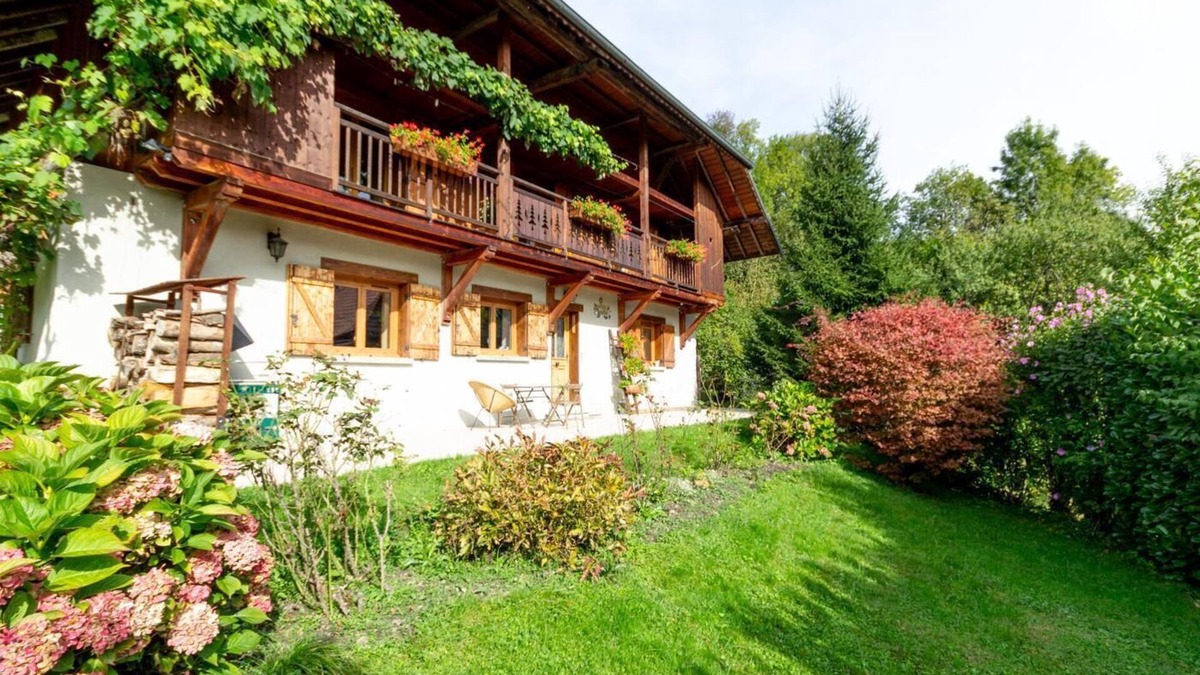 Thenesol House | LE CHALET DES CARRES