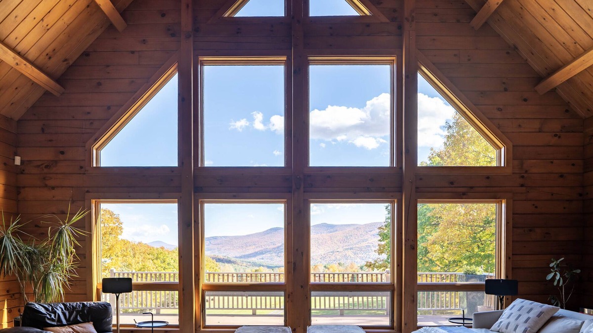 Jewett Ski Chalet | Le Chalet: Modern Design, Mountain views, Chef's Kitchen, Sauna & Hot Tub