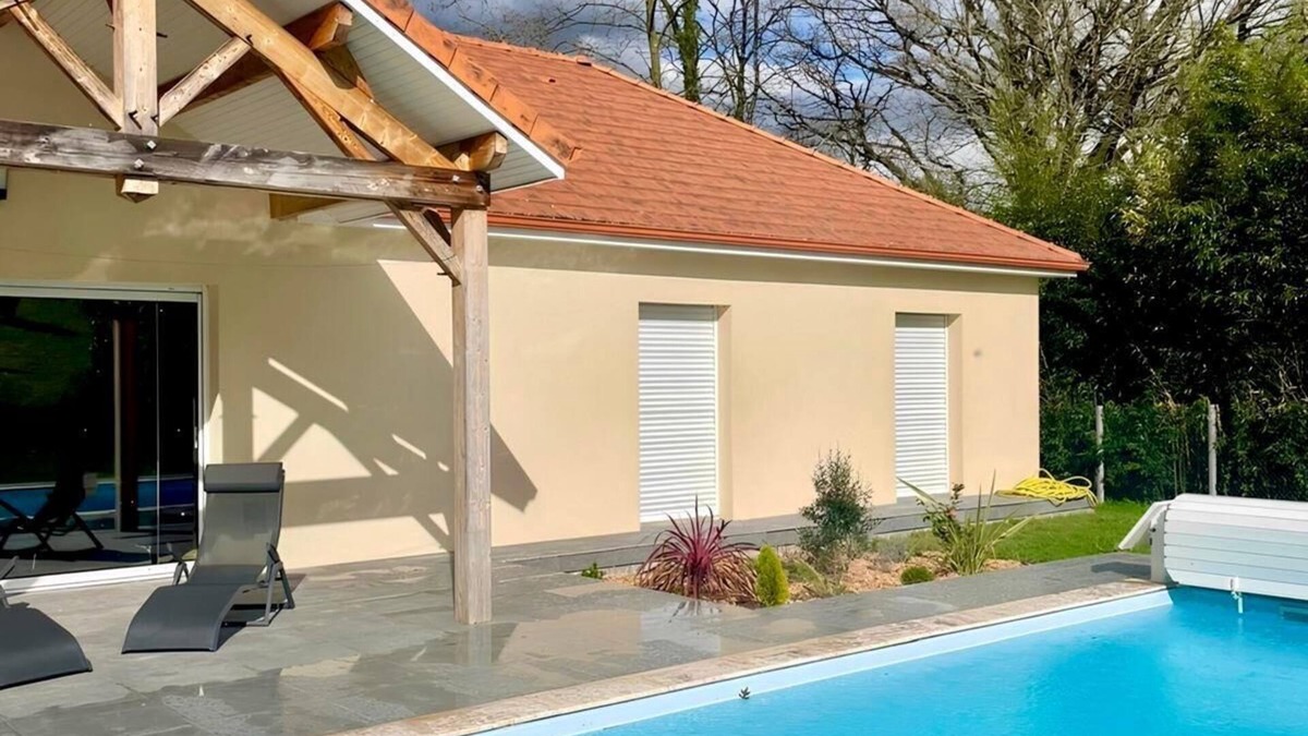 Sauveterre-de-Bearn Villa | Le chant du Gave- Bright new house with swimming pool- River below