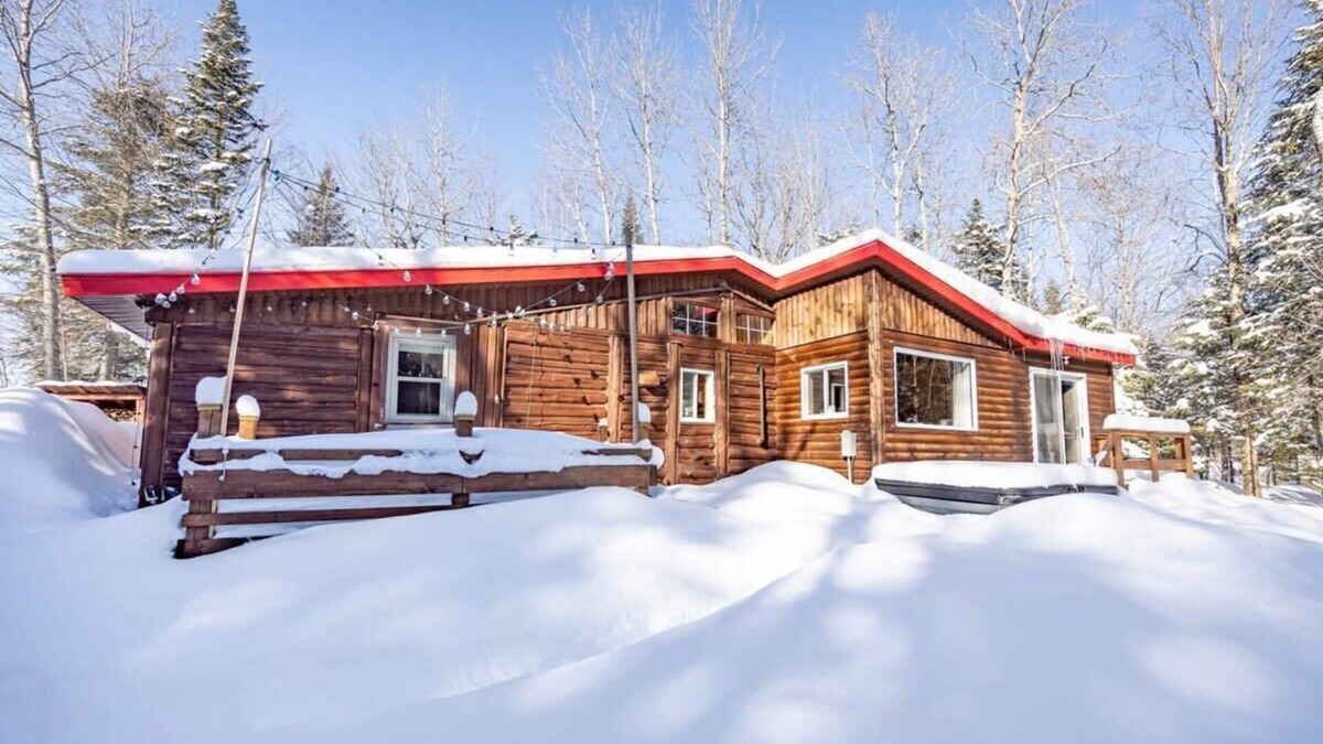 Mandeville Cabin | Le Chaperon Rouge | hot tub | dogfriendly
