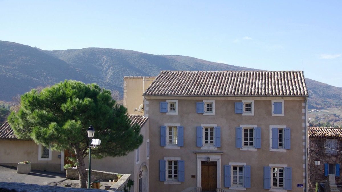 Cadenet Apartment | Le Chef d'Escadron