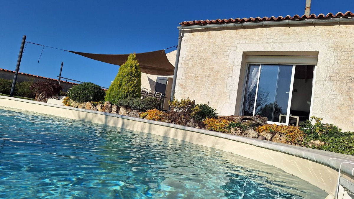 Champagnolles Villa | Le Clos de Champagnolles House. Rural tourism with private pool and games