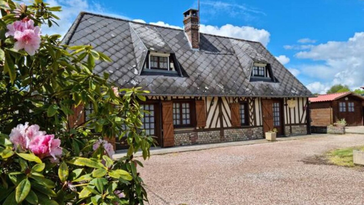 Saint-Aubin-de-Scellon Cottage | Le Clos du Savourey, charming Normandy farmhouse, sleeps 6